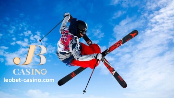 Ang freestyle skiing ay isang winter Olympic sport at skiing discipline na kinabibilangan ng ilang disiplina na nakasentro sa mga akrobatikong stunt at natatanging paraan ng skiing. Sa ilang mga paraan, ang ilang mga kurso sa freestyle ay mas katulad ng snowboarding kaysa sa skiing, na ang mga disiplina gaya ng cross-country skiing, halfpipe skiing, at slopestyle ay pangunahing mga halimbawa.